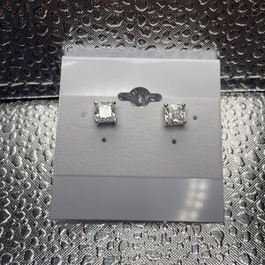 🚫SOLD🚫 CZ Prong Square Studs